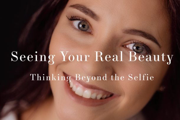 DEINE WAHRE SCHÖNHEIT SEHEN Über das Selfie hinaus denken