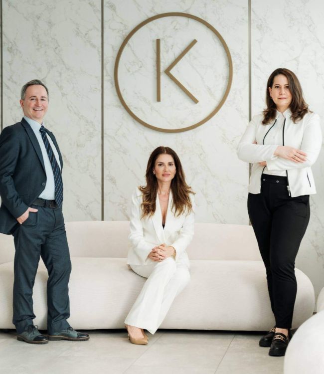 Plastic surgeons at Dr. Kelly® Clinic