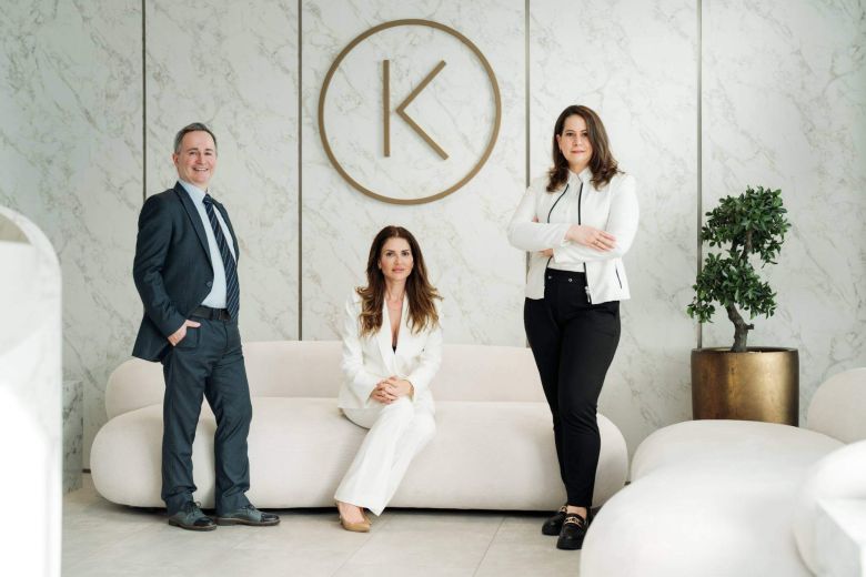 Plastic surgeons at Dr. Kelly&reg; Clinic